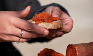 Embarazada comiendo pan con sobrasada