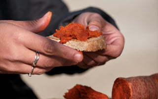 Embarazada comiendo pan con sobrasada